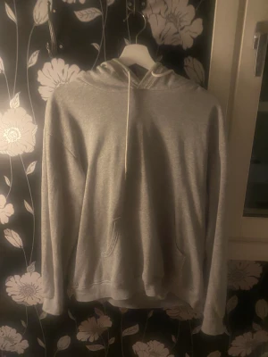 Grå hoodie - Grå hoddie