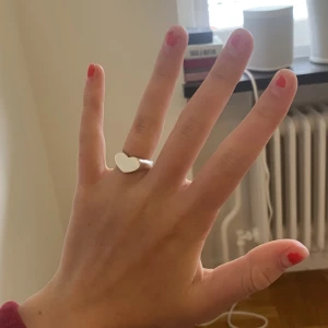 Hjärtring silver  - Ringen är av L8 hasselblad i sterlingsilver och nypris (gissar jag vara) runt 500kr. Se hennes hemsida för referenspriser.   Hämta den på Lidingö eller betala frakt:)