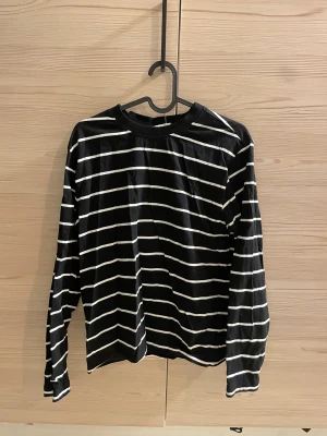 Tröja - Randig tröja ifrån Ginatricot