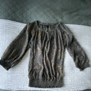 Blus - Använd fåtal gånger men i mycket bra skick. Köpt från sellpy!