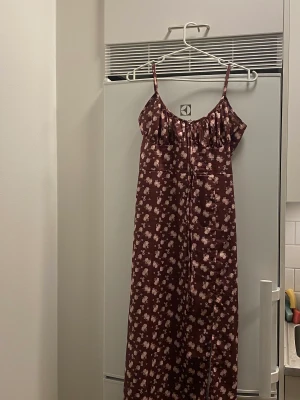 Klänning - Klänning från SHEIN, saknar storlek men passar mig som har M