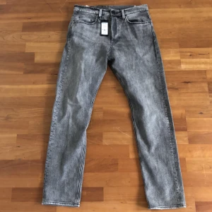 Gråa jeans - Tjena säljer nu ett par Gstar jeans Storleken är 30/32 straight leg De är aldrig använda och alla tags sitter kvar Skicket är 10/10 Retail pris: 1099 kr Mitt pris: 699 kr