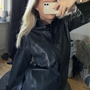 Fodrad skjorta i skin  - Snygg fodrar skjorta i skin, kan både användas som skjorta men även jacka! Fin modell och bra skick🌸