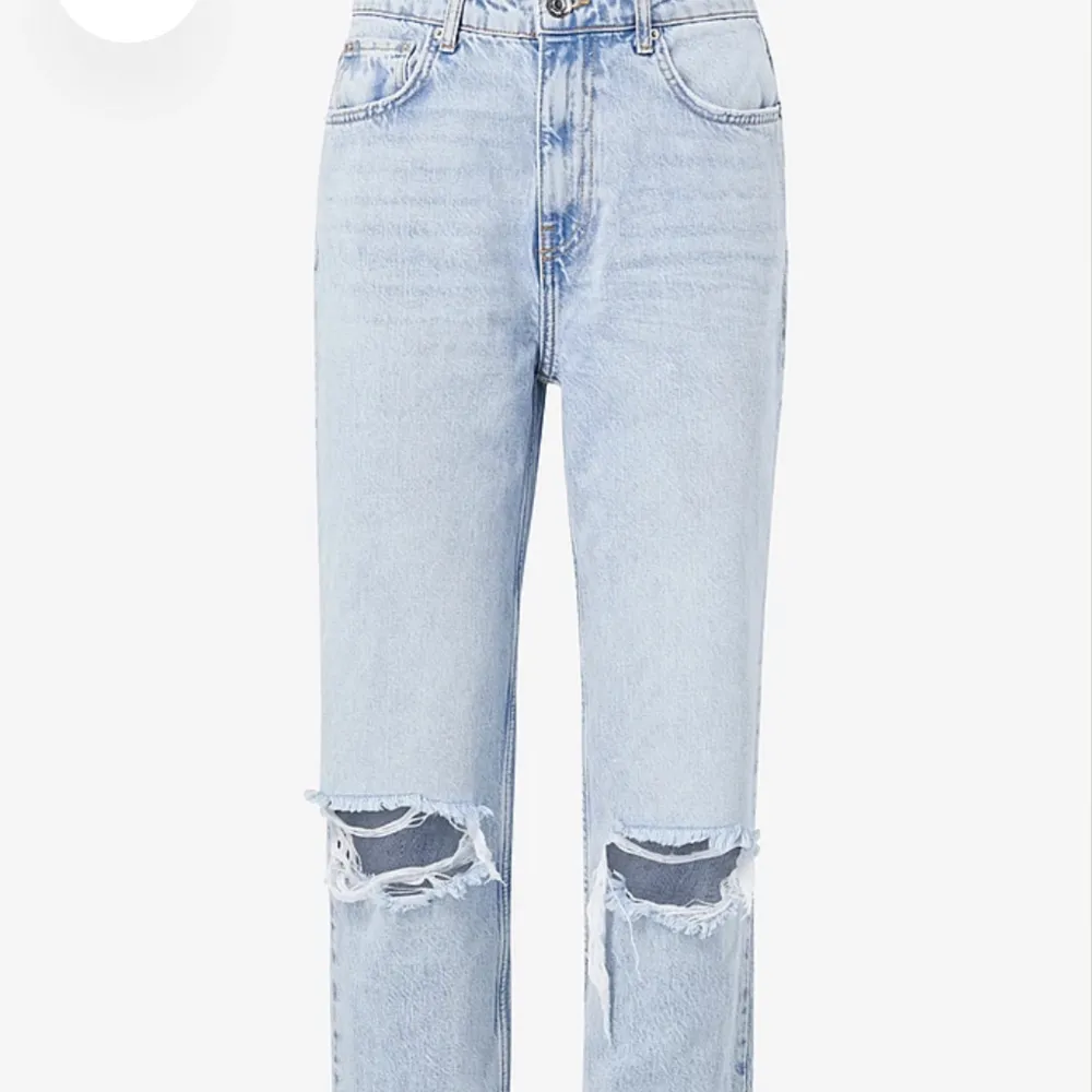 Säljer mina fina Straight leg jeans med hål i. Nyskick. Ny pris 419. Kom med bud. Kan tänka mig sänka priset . Jeans & Byxor.
