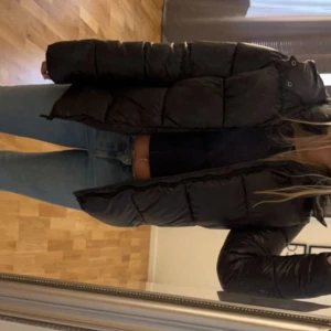 Vinterjacka - Säljer denna snygga jacka som är från boohoo, den är aldrig använd och köptes för 1100kr! Super varm till vintern, passar mig som brukar ha storlek xs/S och jag är 166cm lång❤️  