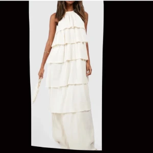 Klänning - Klänning som tyvärr aldrig kommit till användning, säljer för lite billigare då den är lite genomskinlig!!💕💕