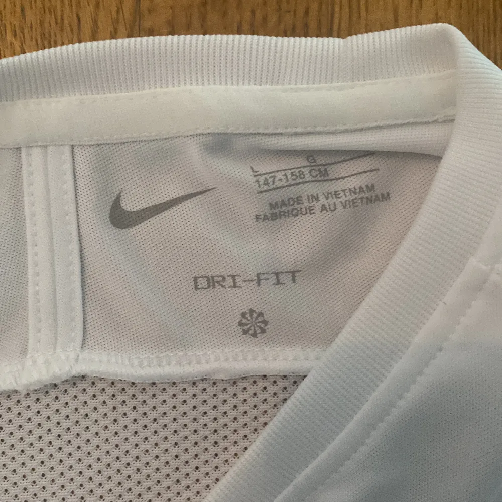 Vit Nike tröja i barnstorlek. (147-158)  skriv vid frågor. Köparen står för frakten om inget annat står. . T-shirts.