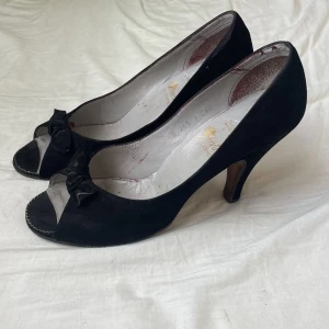 Vintage klackskor  - Från 40-talet! Användes i en pjäs där skådespelaren hade fakeblod på fötterna och de har blivit smått färgade av det på insidan, går säkert att få bort med lite vilja! Annars i fint skick för åldern! Uppskattar till storlek 36/37