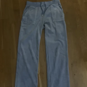 Blå juicy byxor - ljus blåa juicy, ny, bra skick. Nypris 1100kr, säljer billigare för att dom är lite ner trampade vid benen (Kp för bild❤️) . Skriv för mer information 🫶🏼