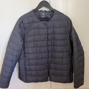 Uniqlo jacka  - Säljer min supersnygga uniqlo jacka! Säljer eftersom den tyvärr inte kommer så mycket till användning längre :( den är ganska liten i storlek så skulle säga att den passar M/L. Sparsamt använd utan defekter💕