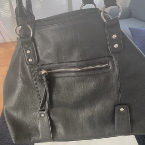 Väska - Svart väska stor och har bra plats. Kommer med ett långt band🩷