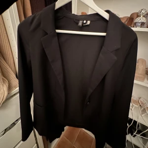 Svart kavaj dam. Storlek S - Väldigt bra skick. Kort och väldigt smickrande!! 