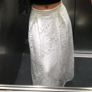Vit långkjol - Vit långkjol från zara som är lite kort på mig som är 165cm använd en gång förra året🫶🏼 nypris 259kr mitt pris 150kr 