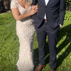 Balklänning - Nypris 6.599kr jag köpte begagnad för 4000kr och använd sammanlagt 2 kvällar 🤍 den är en 38 men skulle absolut säga mer som en 36! Mer rosa/beige än vad som syns så skickar gärna fler bilder! Bjuder på frakten 😇