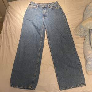 Baggy jeans från bikbok knappt använde och ör mid waist 🥰