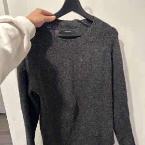 stickad tröja  - Grå stickad tröja från veromoda🩷  pris kan diskuteras🥰