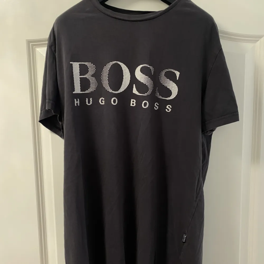 Hugo Boss T-Shirt (grå). Storlek M (passar de som har M-L). Bra skick. Hör av dig frågor.. T-shirts.