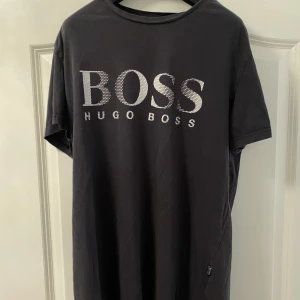 Hugo Boss T-shirt  - Hugo Boss T-Shirt (grå). Storlek M (passar de som har M-L). Bra skick. Hör av dig frågor.