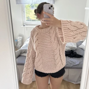 Rosa stickad tröja - Superfin, rosa stickad tröja som tyvärr inte kommer till användning längre. Endast använd fåtal gånger🩷