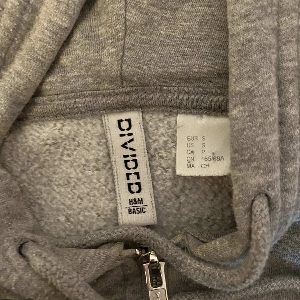 En fin grå hoodie från HM. Köpt här på plick. Strl s . Hoodies.