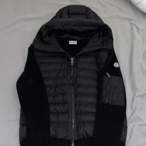 Moncler Tricot Cardigan - Moncler Tricot Cardigan aldrig använts med perfekt skick. Storlek Large men passar Medium