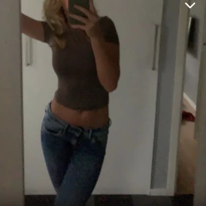 Lågmidjade jeans - Intressekoll på min lågmidjade jeans då dem börjar bli lite för små. Köpta second hand och är skit snygga. Skriv privat för fler bilder 