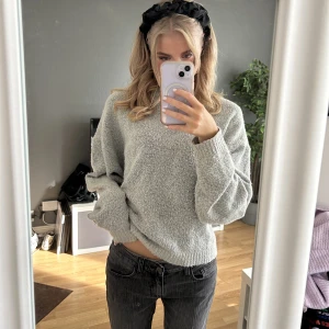 Grå stickad tröja  - Stickad tröja från Nelly i storlek S! Jättefin och så mysig men använder inte längre 💓💓💓💓 Köpare står för frakt 