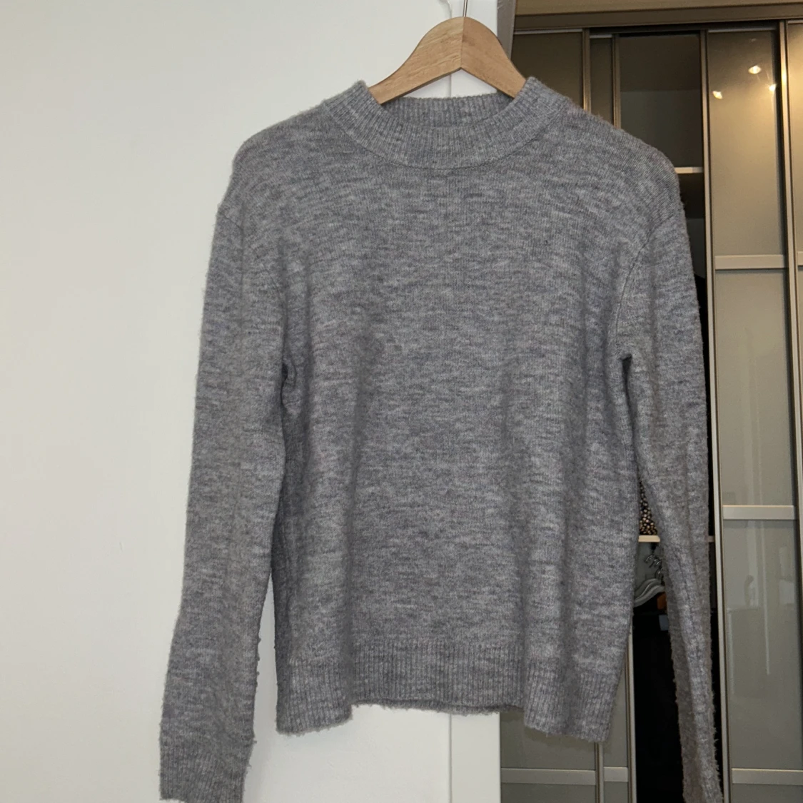 Grå stickad tröja 