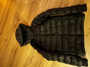 Peak performance jacka  - Peak performance jacka i storlek 170  Skick 9/10 Org pris 1900kr Mitt pris 1100