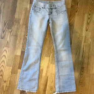 Lågmidjade bootcut jeans  - Säljer dessa superfina lågmidjade bootcut jeansen i den perfekta färgen då det tyvärr var lite för små för mig, skriv för mer bilder och mått. 