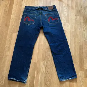 Evisu Jeans i storlek 34. Tecken på användning av byxorna finns.