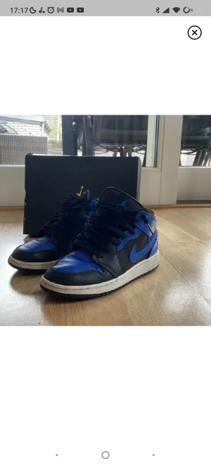 Jordans  - Säljer nu mina Jordans eftersom jag växt ut de. De är ok skick.