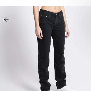 ett par svarta raka jeans från lager 157, bra skick. nypris 400, säljer för 150kr