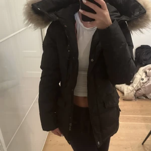 Jacka - Tjock jacka från Hollies i storlek 36, bra skick!