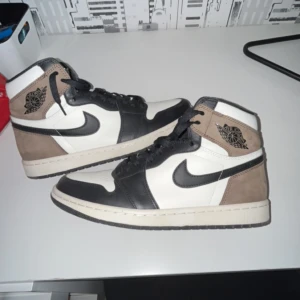 Jordan 1 high mocha  - Ett par jordans för billigt pris jämfört med det som säljs på nätet. Produkten tillverkas inte längre så skorna är sällsynta!