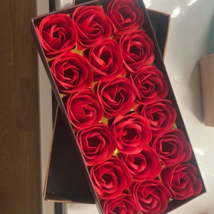 Evighetsrosor - En box med röda evighetsrosor perfekt till nära och kära🥰😇