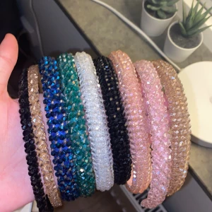 Diadem  - Säljer 9 diadem från ur och Penn , köpta för 80 kr styck säljer dom för 170kr då dom inte kommer till användning hör av er och vi kan diskutera om priset ❤️+ frakt 🚚 