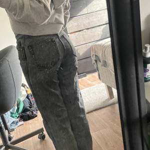 Basic grå jeans från FB sister. Använda ett par gånger men fortfarande i väldigt bra skick. Kom gärna med prisförslag💕