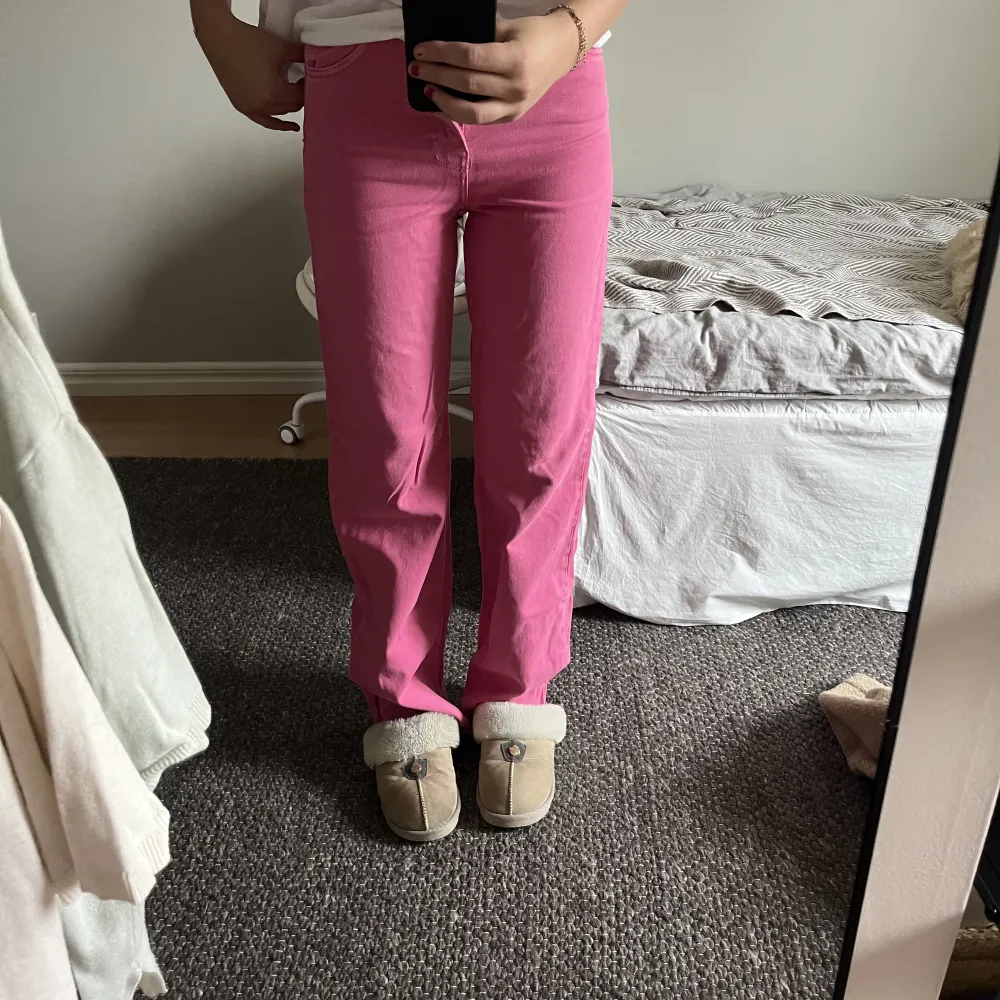 Super fina rosa jeans från Gina🩷storlek 34. Jeans & Byxor.