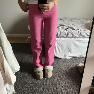 Super fina rosa jeans från Gina🩷storlek 34