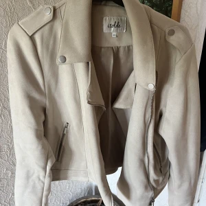 Jacka - Snygg och skön jacka i typ mocka material.  Storlek 40, passar M och S