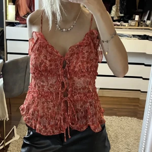 Topp🙏🙏 - Superfin topp från bershka! Köpt här på Plick o aldrig använd av mig❣️
