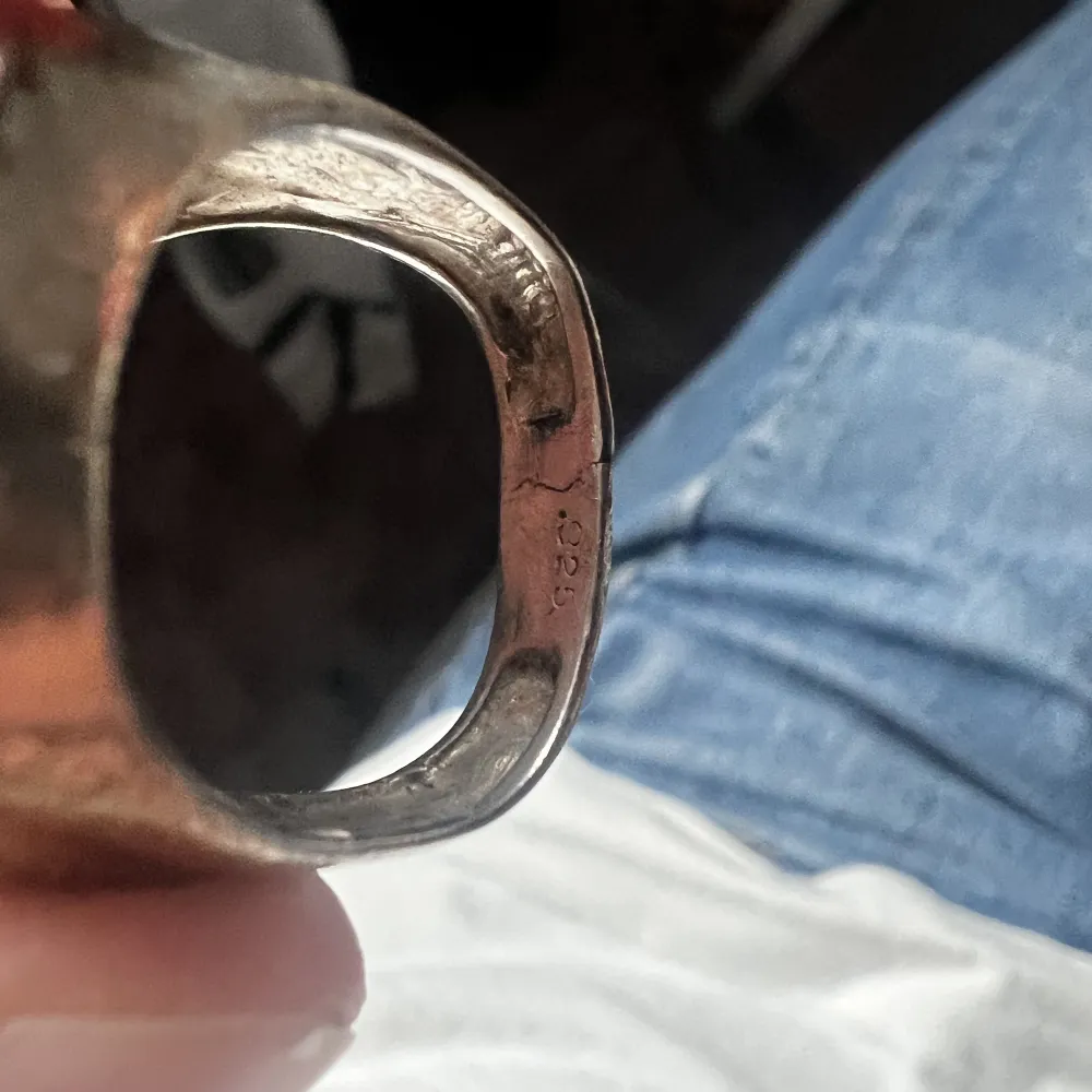 Seams smiley ring i sterling silver strl 10 samt ett dog tag halsband i stål. Liten spricka i ringen men inget som påverkar användning. Ny pris ringen: 600kr halsbandet: 150kr. Accessoarer.