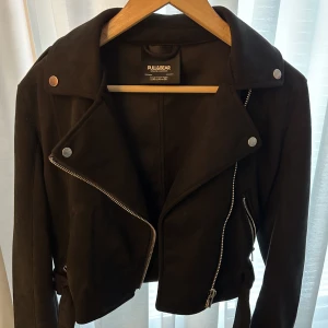 Pull&bear mocha jacka  - Använd sparsamt ett par fåtal gånger, använder ej längre då det inte är min stil.  