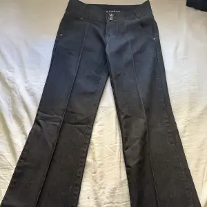 Ett par as balla svart/ gråa kostymbyxor i jeans material. 