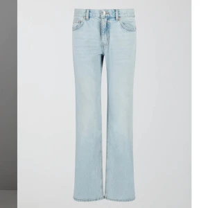 lågmidjade jeans - säljer mina low straight jeans från gina då de är för stora för mig🫶 knappt använda, skriv för mer bilder🩷