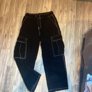 Skater boy cargo pants  - Svarta byxor i strl 146. Gott skick. 