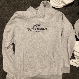 Tröja - Bra skick skriv om du har frågor  Köparen står för frakten  