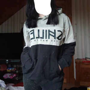 Hoodie - En "kill" hoodie, min brorsa gamla hoodie, använder den inte därför säljer jag den, strlk 170. Nypris: 120kr. Välanvänd.