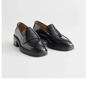 Loafers  - Säljer dessa snygga skor från & other stories. Nypris 1100kr. Säljer då dem är lite för små för mig trots att det står att dem är min storlek :(